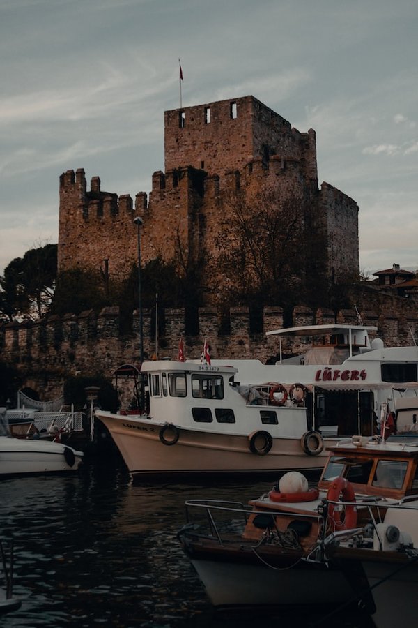 Quels sont les critères pour choisir une location de vacances en Bretagne avec des cours de navigation à voile et des balades en bateau ?